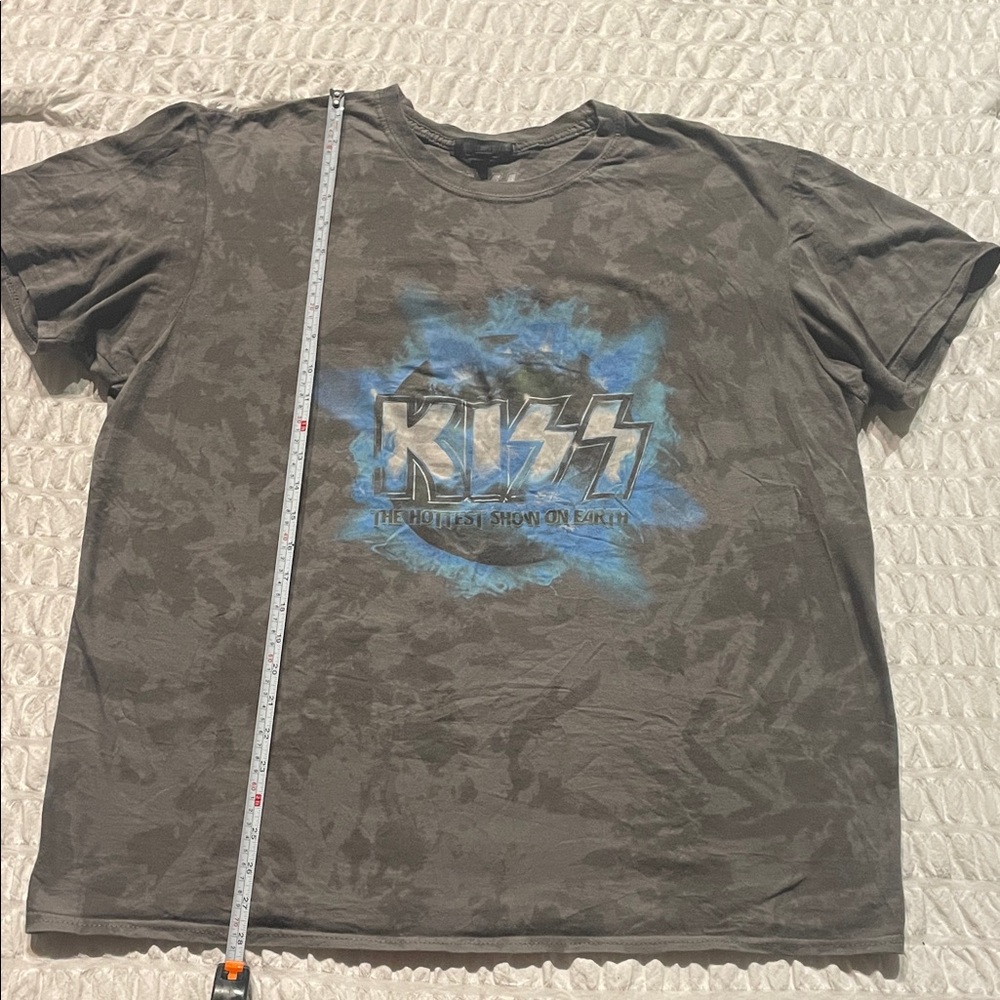 🌟 Vintage Style Kiss Gray and Blue Short Sleeve Tee
